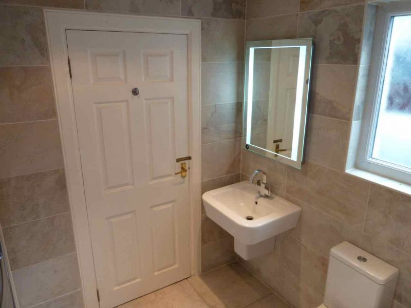 Family Bathroom 7.jpg