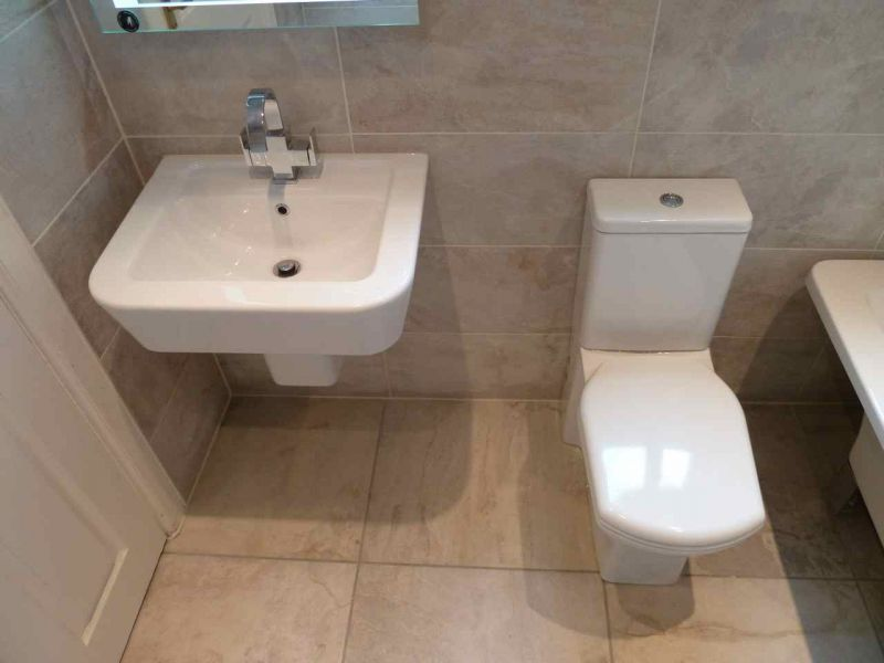 Family Bathroom 13.jpg