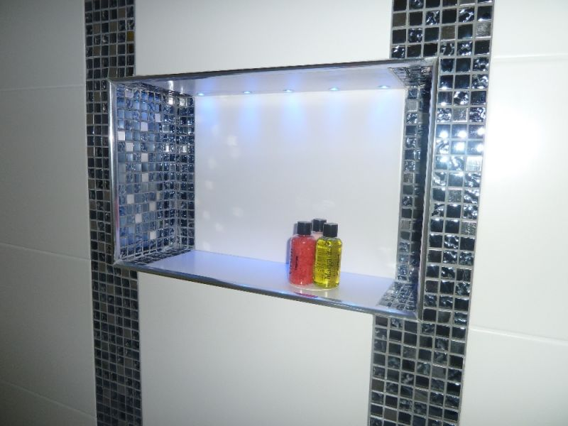 Tiled alcove as shelf